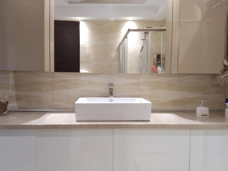 ΕΠΙΠΛΟ ΜΠΑΝΙΟΥ ΛΕΥΚΟ ΜΕ ΜΠΕΖ ΠΑΓΚΟ